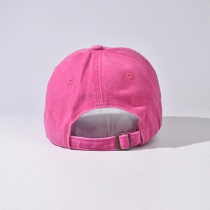 Dettaglio cappellino rosa in cotone lavato con fibbia in metallo e chiusura regolabile