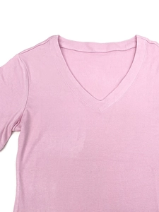 Pink V-neck short sleeve t-shirt with fine knitted texture and slim fit design