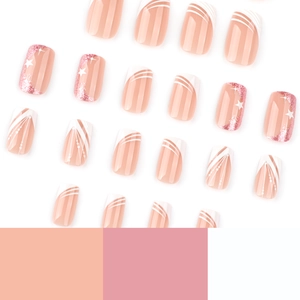 Kurze quadratische künstliche Fingernägel in Rosa mit Sternen und Streifenmuster