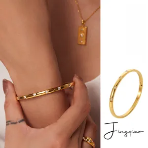 Détail d'un bracelet en acier inoxydable plaqué or 18K PVD avec zircons blancs ronds