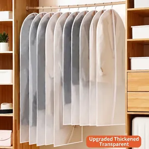 Fundas protectoras translúcidas para colgar trajes y abrigos en un armario organizado