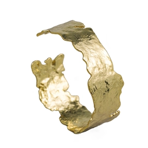Bracelet jonc doré minimaliste avec texture martelée et design à vagues irrégulières