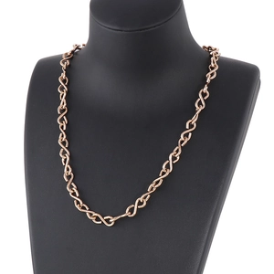 Collier fait main en acier inoxydable rose doré avec maillons infinis sur buste noir