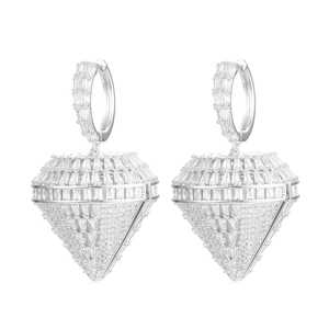 Orecchini a cuore in argento con pavé di zirconi cubici su sfondo bianco puro
