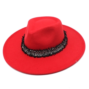 Chapeau fedora rouge classique à large bord avec bande tissée sur fond blanc neutre