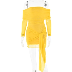 Détail de mini-robe jaune à épaules dénudées avec manches en tulle et nœud drapé sur le côté