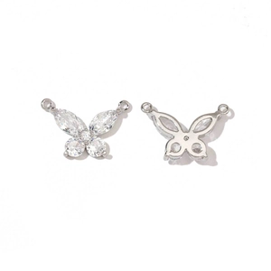 Vue détaillée de pendentifs papillon en cuivre et zircon avec support métallique