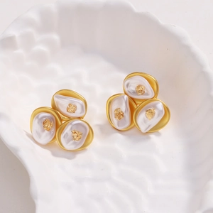 Boucles d'oreilles fleur de lave plaquées or 18 carats et perles sur plateau