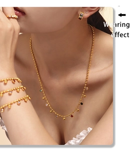 Effet de port d'un collier en titane plaqué or 18 carats et d'un bracelet de gemmes colorées