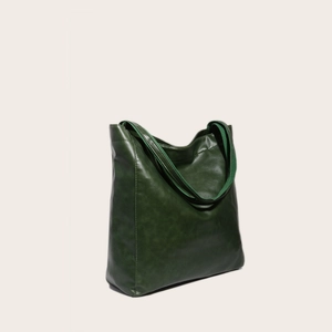 Détail macro du sac cabas vert foncé montrant la texture douce du cuir ciré vintage