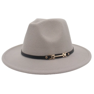 Détail d'un chapeau en feutre de laine gris avec ruban en cuir noir et boucle dorée