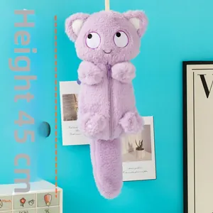 Vue détaillée de la trousse chat en peluche violette avec fourrure douce et longue queue, 45cm