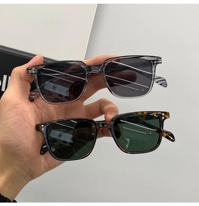 Détail de lunettes de soleil carrées vintage en gris translucide et écaille classique