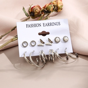 Détail d'un lot de 6 paires de boucles d'oreilles argentées avec papillon et strass