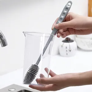 Scovolino in silicone a manico lungo che pulisce un bicchiere con testina grigia morbida