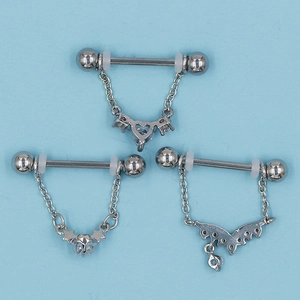 Drei Brustwarzenringe aus Edelstahl in Silber mit Herz Stern und Flügel Anhängern auf Blau