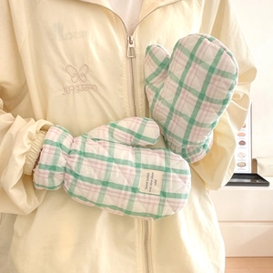Vue détaillée de gants d'hiver matelassés à carreaux avec étiquette 'Baked with Love'