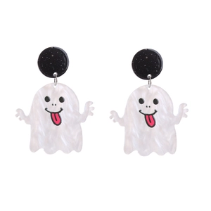 Vista macro di orecchini a forma di fantasma bianco in acrilico per Halloween
