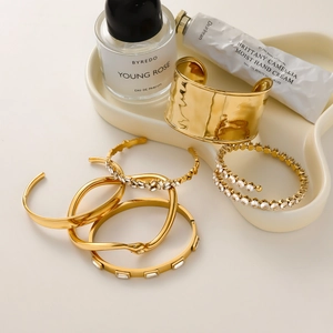 Ensemble de bracelets de luxe en acier doré avec zircons et design serpentin