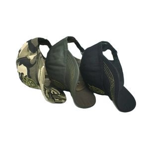 Set aus Herren-Baseballkappen in Camouflage, Olivgrün und Schwarz mit Stickerei.