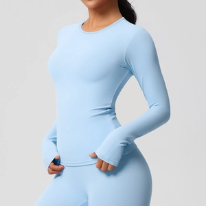 Détail du haut de yoga bleu clair avec passe-pouces et tissu brossé de coupe ajustée