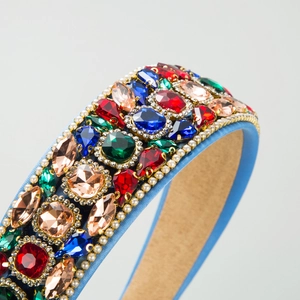 Cerchietto barocco largo in raso azzurro con strass colorati e perline bianche eleganti