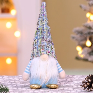 Détail d'un lutin de Noël en peluche avec bonnet en tweed et décor de sapin chaleureux