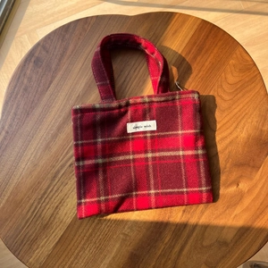 Détail du mini sac cabas rouge à carreaux rétro en laine avec étiquette de vœu simple