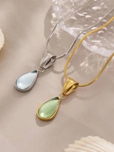 Détail de pendentifs en pierre de verre en forme de goutte sur chaînes serpentines