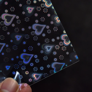 Detailaufnahme laserholografischer Herz-Nagelaufkleber mit Regenbogen-Lichtreflexion
