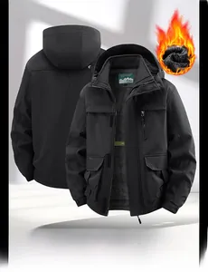 Dettaglio del parka invernale nero con calda fodera in pile e tasche esterne outdoor