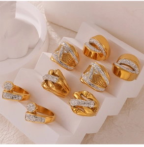 Vista de detalle de anillos cruzados bañados en oro con cristales pavé brillantes
