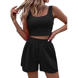 Set due pezzi da donna in maglia a coste nera con crop top senza maniche e pantaloncini a vita alta