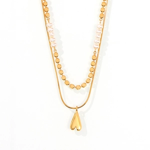 Collier double rang doré avec perles d'eau douce et un pendentif coeur poli élégant