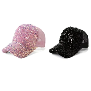 Dettaglio dei cappellini da baseball con paillettes rosa e nere e rete traspirante