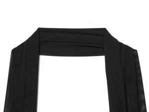 Detailaufnahme der schwarzen transparenten Netznähte und feinen Strickstruktur des Kleides