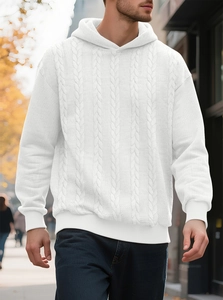 Détail d'un sweat à capuche blanc en tricot torsadé pour homme avec bords-côtes