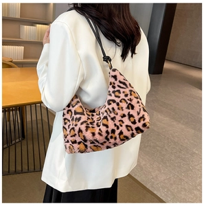 Borsa a spalla in finta pelliccia leopardata rosa indossata sopra una giacca bianca