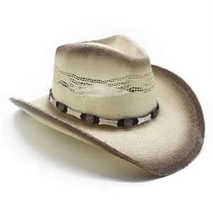 Détail de chapeau de cowboy en paille tressée avec étoiles et bande en cuir