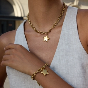 Elegante conjunto de collar y pulsera de acero inoxidable dorado con colgante de estrella