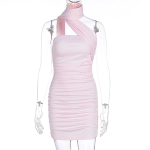 Détail d'une robe moulante rose avec texture plissée élégante et col dos nu unique
