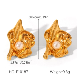 Detailed view of flower-shaped golden earrings with pearls including size measurements
