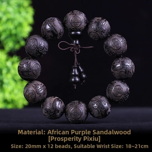Dettaglio macro di perle in legno nero africano da 20mm con incisioni Pixiu e grana naturale