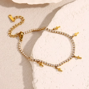 Détail du bracelet tennis plaqué or 18 carats avec oxydes de zirconium et croix