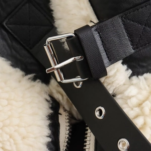 Veste motard doublée polaire avec finitions en cuir noir et boucles métalliques argentées