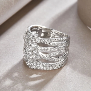 Makroansicht des luxuriösen S925 Silberrings mit mehrlagigen hohlen Pavé-Zirkon-Details