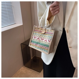 Détail du sac à lunch en lin avec imprimé ethnique et fermeture par bouton en bois