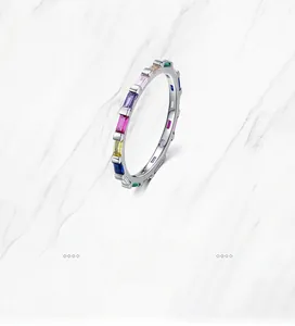 Dettaglio macro dell'anello eternity in argento S925 con gemme arcobaleno a taglio rettangolo