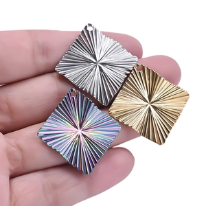 Rhombus 304 stainless steel pendants in silver, gold and rainbow finishes with radial lines