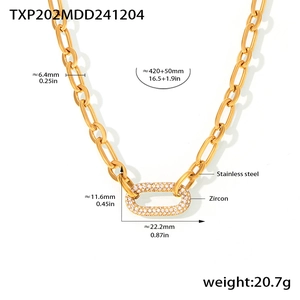 Détail du collier en acier doré avec fermoir en zircon et dimensions précises